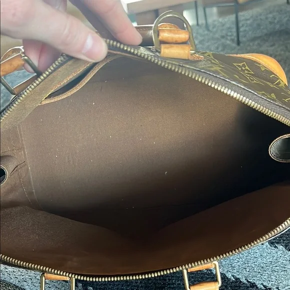 Louis Vuitton Alma Monogram - Picture 11 of 17
